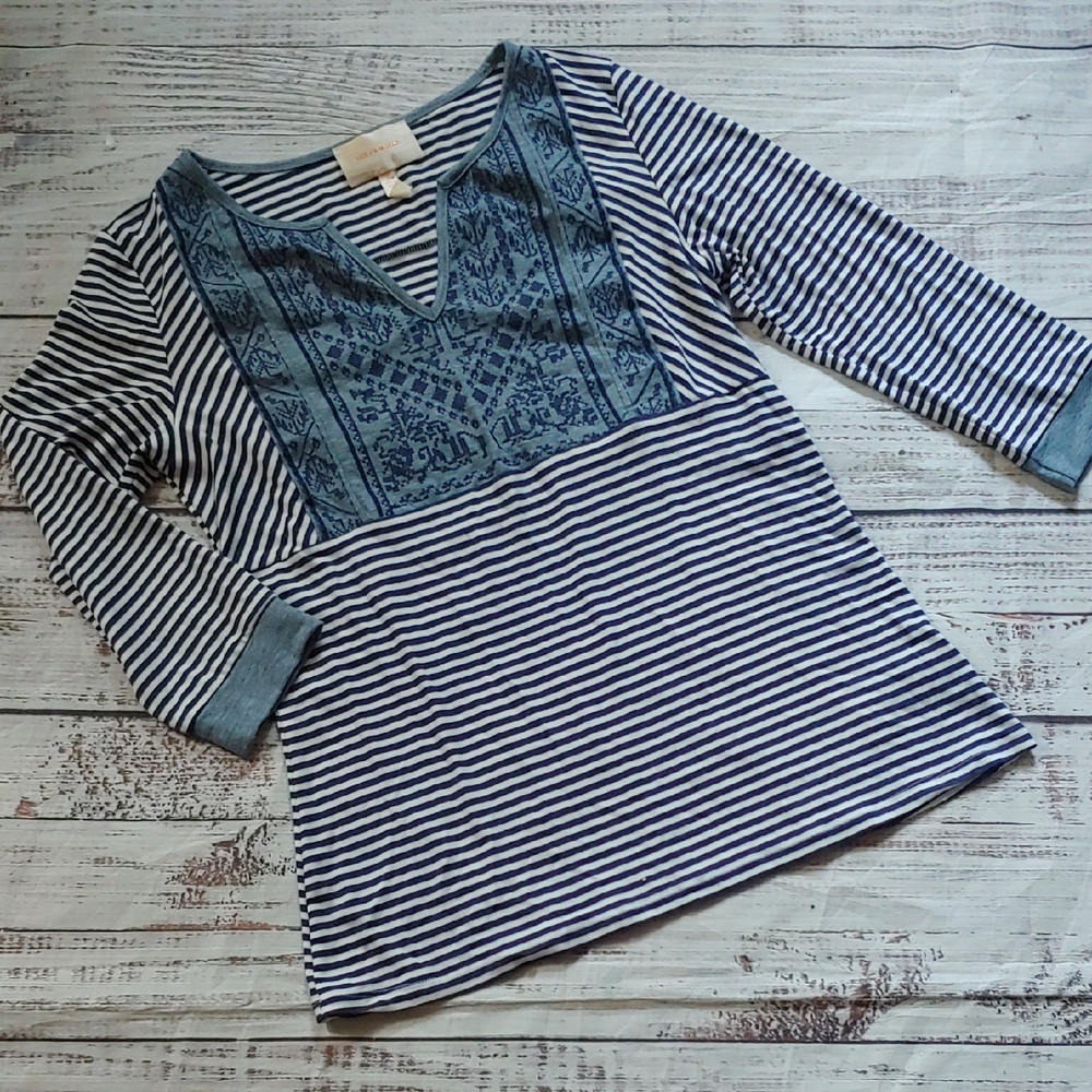 Skies Are Blue Navy and White Embroidered 3/4 Sleeve Top